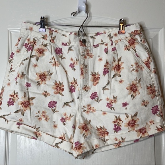 American Eagle Outfitters Pants - American Eagle Mom Denim Jean Shorts Cream Floral Size 4